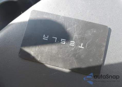 2022 Tesla Model Y Long Range Dual Motor All-Wheel Drive z USA, uszkodzony, nr VIN 7SAYGDEE4NF512222